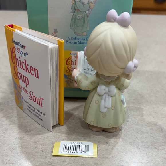 Precious Moments Figurine with Book 745510 Chicken Soup For The Soul - Picture 5 of 5